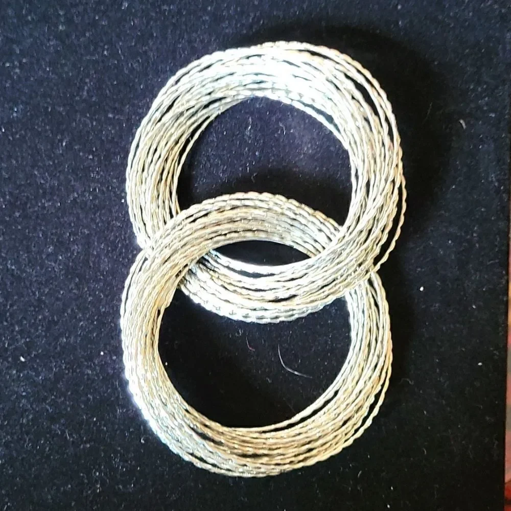 Statement bracelet. 44 bright silver tone interlocked bangles - Picture 3 of 5